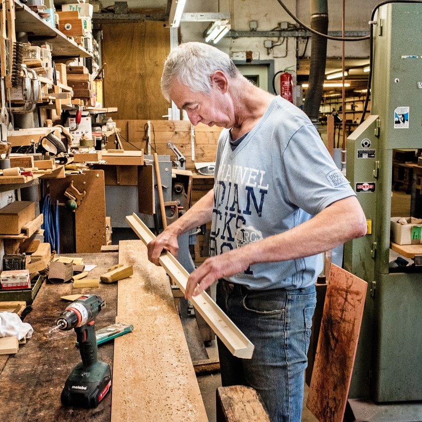 Een werknemer van Billardfabriek Wilhelmina in de werkplaats in Amsterdam. (Simon Lenskens)