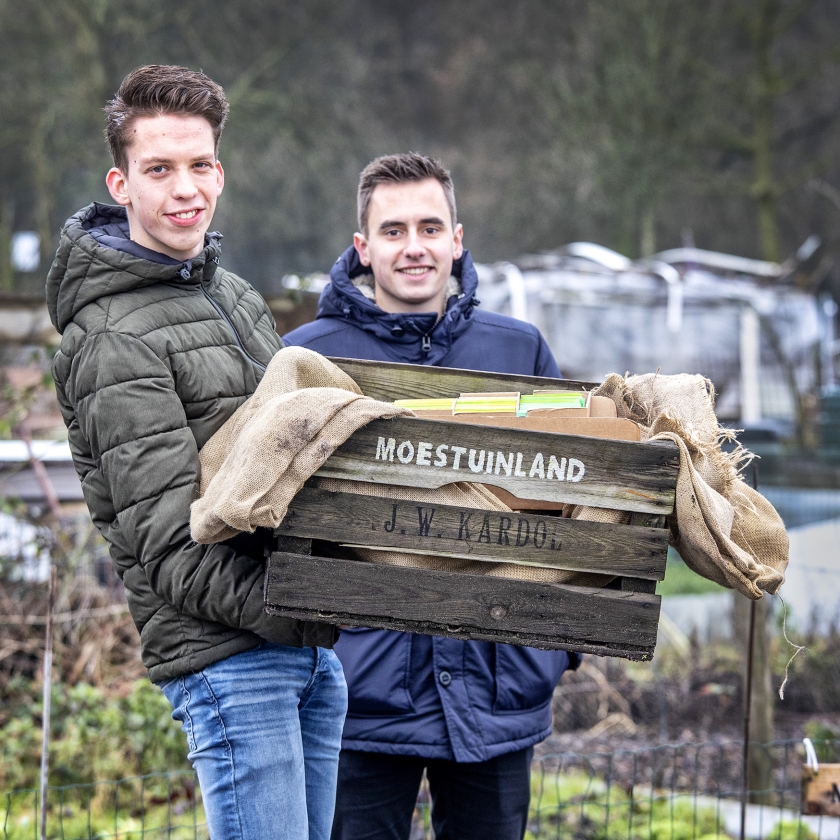 Peter van de Breevaart (links) en Ruben Hilberink van Moestuinland.nl. (Raymond Rutting)