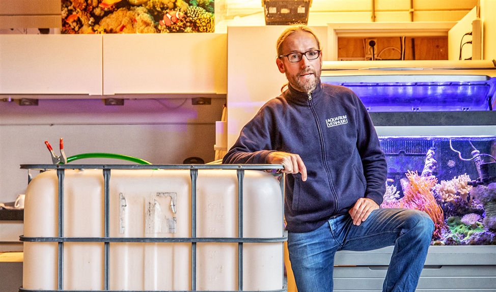 Erik Rood van AquariumVerhuur in zijn bedrijfspand.