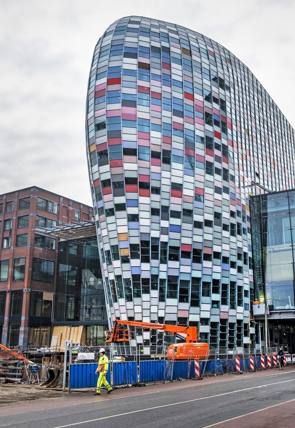 Het nieuwe Poortgebouw in Utrecht. De onderste lagen zijn voor de winkels en horeca in Hoog Catharijne, daarboven komt een hotel. (vk / Raymond Rutting)