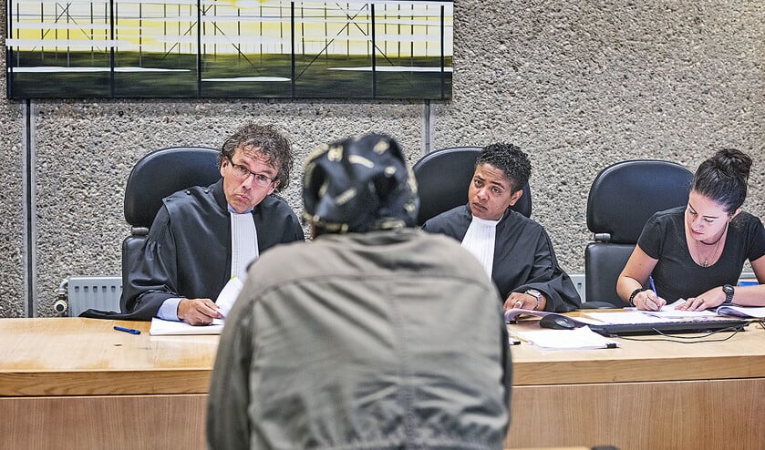 Kantonrechter Caspar Inden (links) luistert naar een gedaagde in een schuldzaak in de Amsterdamse rechtbank. (Guus Dubbelman)