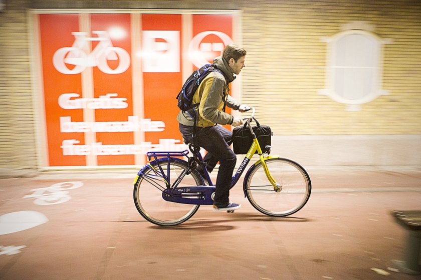 Een huurlocatie van de OV-Fiets bij het Amstel Station in Amsterdam. Er zijn inmiddels 278 verhuurlocaties en in 2015 werden er in totaal 1,9 miljoen ritjes gemaakt met de fietsen. (Julius Schrank)