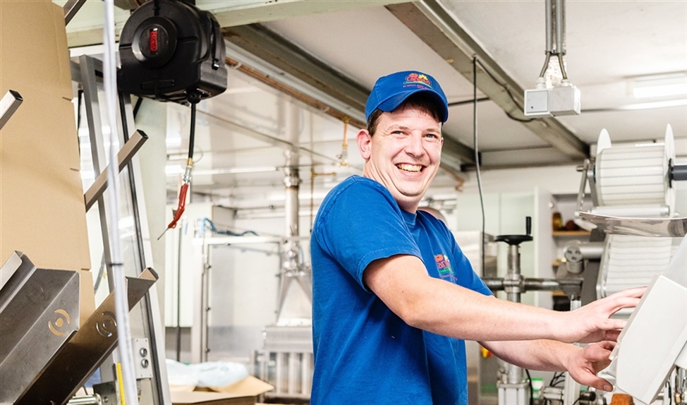 Controle bij de afvulmachine in stroopfabriek Canisius Henssen. (Katja Poelwijk)