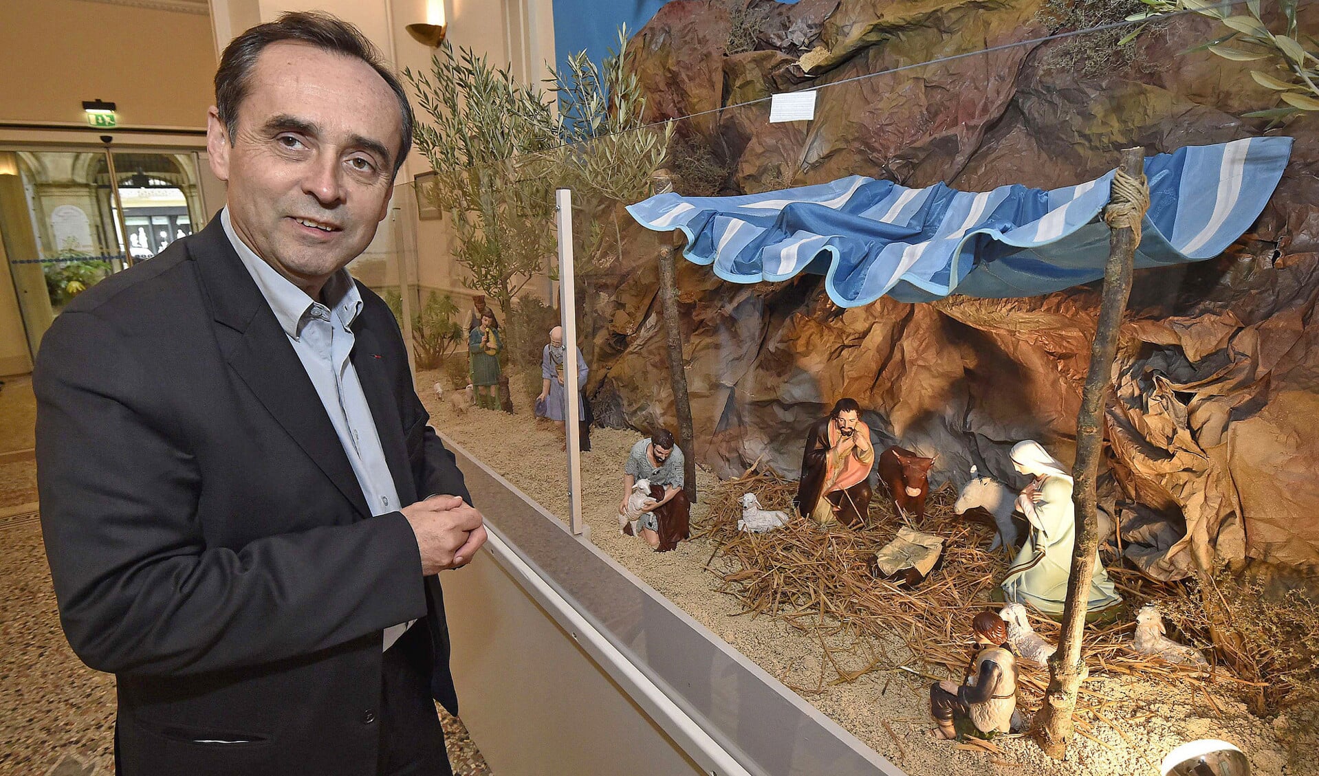 Burgemeester Robert Ménard bij de kerststal in het stadhuis van Béziers.