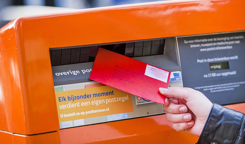 Als de nieuwe postcodes op 15 januari ingaan, zal PostNL nog een half jaar ook de post met de oude postcode blijven bezorgen.  (/ Remko de Waal)