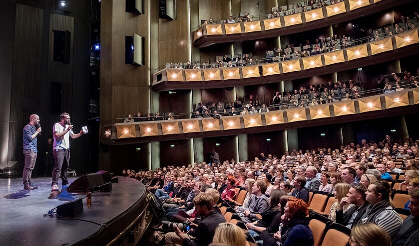 Poetry Slam in Hanover op 28 oktober 2017 waar Valerio Moser (r) en Manuel Diener drie minuten hebben om hun gedicht te laten horen. (apa / Peter Steffen)