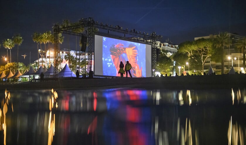 In Cannes, waar de internationale cinema wordt gevierd, paradeert deze week een bonte verzameling beroemdheden. Dit jaar zijn onder anderen Maradona en Elton John van de partij, over wie films verschijnen. (afp / Olivier Morin)