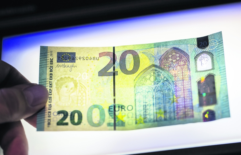 Het nieuwe briefje van 20 is volgens de Europese Centrale Bank heel moeilijk na te maken. (ap / Frank Rumpenhorst)