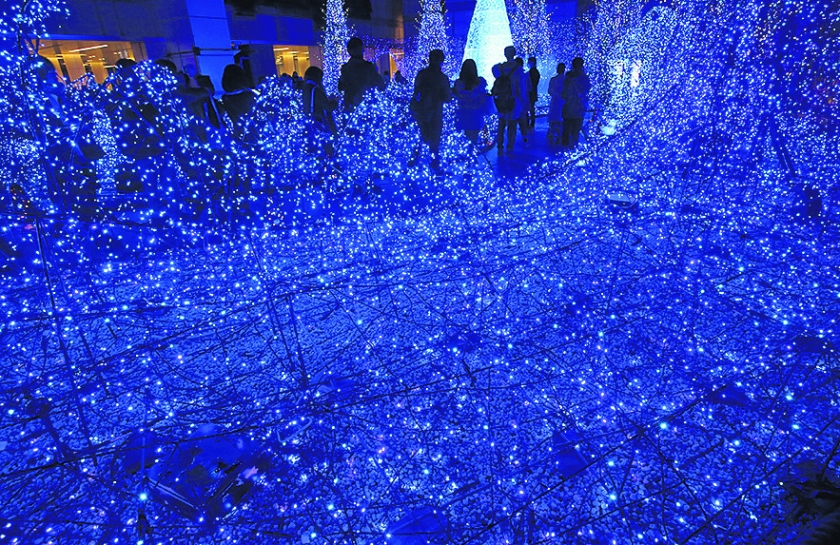 Bezoekers bekijken het lichtspektakel ‘Canyon d’Azur’ in het Shiodomedistrict van Tokio. Elk jaar aan het eind van het jaar, als het richting feestdagen loopt, organiseert dit district dergelijke lichtevenementen. En ieder jaar trekt dat ook weer veel bezoekers. Het lichtspektakel blijft open voor bezoekers tot Valentijnsdag. (ap /)