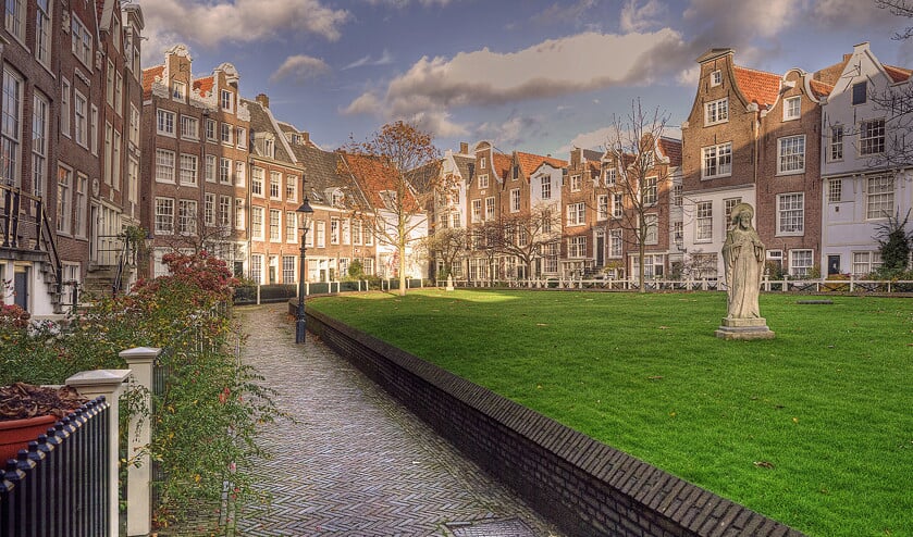 De hoofdpersoon uit Midwinter Break wil naar het Amsterdamse Begijnhof, waar alleenstaande vrouwen een aan God gewijd leven konden leiden. (wikipedia)