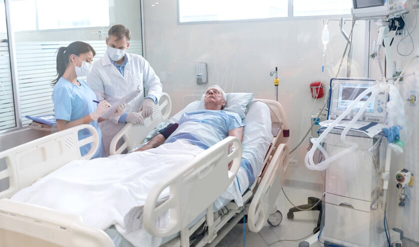 Een aanzienlijk deel van de patiënten die een sepsis ontwikkelen, ligt al in het ziekenhuis. Een grote operatie of langdurige behandeling via een infuus heeft namelijk ook een verhoogd risico op bloedvergiftiging. (beeld)