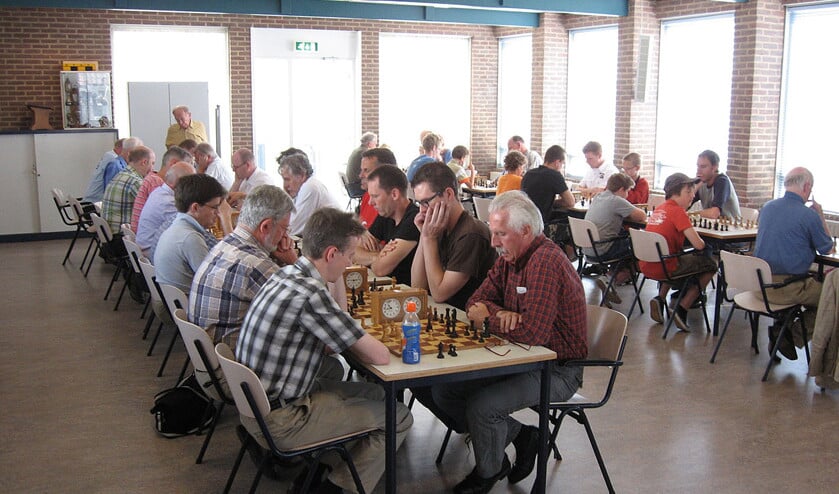 Deelnemers aan het toernooi in juni 2009. Op de voorgrond in roodgeblokte blouse schaakmedewerker Bab Wilders. (nd)