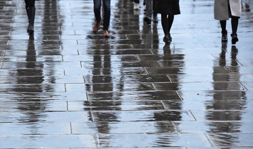 Dichter op het nieuws: Blue Monday (epa / Andy Rain, geplaatst in het Nederlands Dagblad op 18 januari, pagina 20: voetgangers lopen op Blue Monday over de London Bridge in Londen, Groot-Brittannië. De derde maandag van januari zou de meest depressieve dag van het jaar zijn.)
