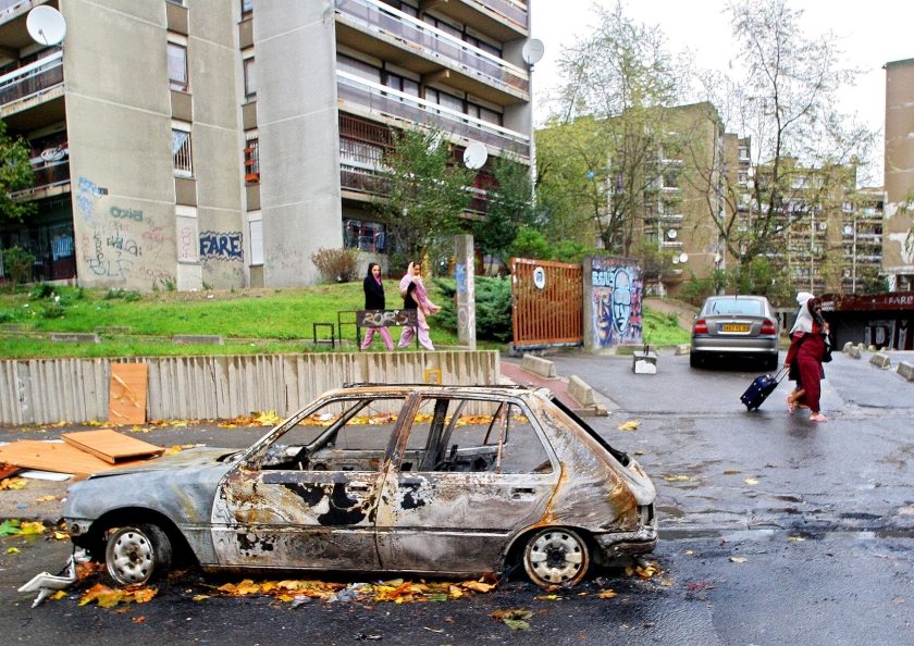Clichy-sous-Bois leek in oktober 2005 een oorlogszone. Beelden van brandende auto’s gingen de wereld over. (ap / Jacques Brinon en Thibault Camus)