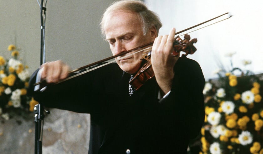 Yehudi Menuhin tijdens een concert in de Paulskirche in Frankfurt op 15 oktober 1979. (ap / Manfred Rehm)