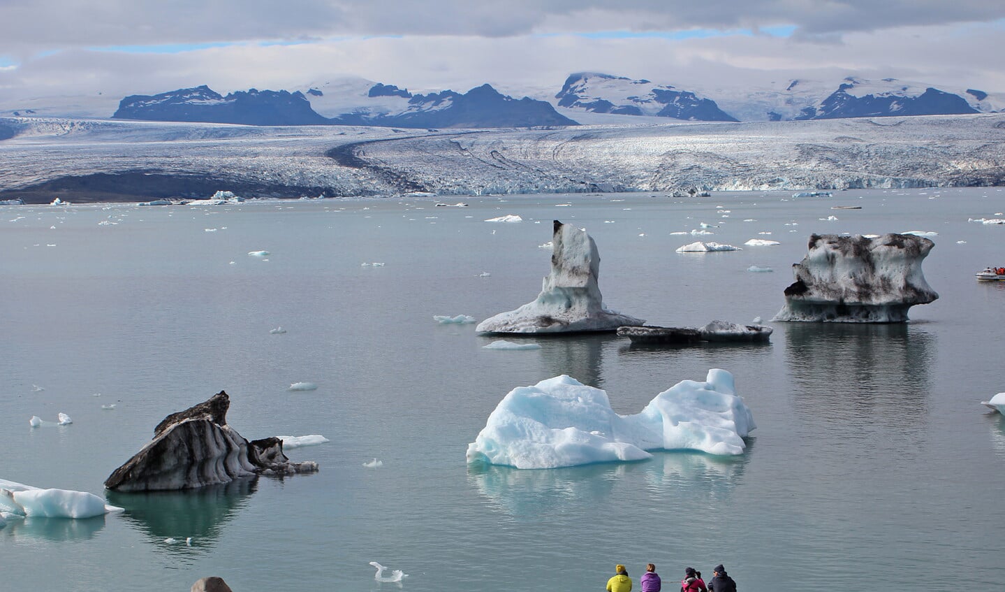 De gletsjer Vatnajökull spuugt als een enorme ijsklontjesmachine stukken ijs uit, die onder meer via het gletsjermeer Jökulsárlón naar zee drijven.