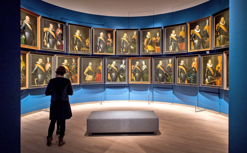 Een serie van vijfentwintig officiersportretten is vanaf vrijdag te zien in het Mauritshuis. Het gaat om werken die normaliter in het depot van het museum te vinden zijn. De kunstwerken zijn onderdeel van de tentoonstelling ‘Hoogte – en dieptepunten uit het depot’. Voor de bezoeker is het een uitzonderlijke gelegenheid om het opgeslagen deel van de collectie te kunnen bekijken. < (anp / Koen van Weel)