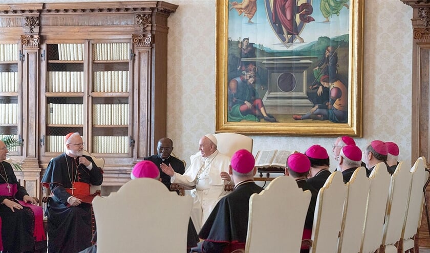Begin november was een groep Amerikaanse bisschoppen op bezoek bij paus Franciscus. (epa / vatican media en Jim Lo Scalzo, afp / osservatore romano)