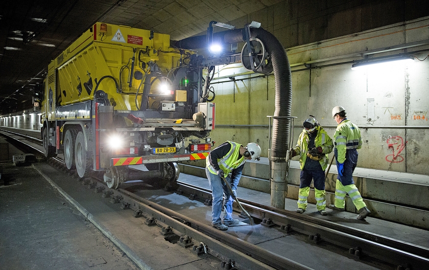Medewerkers van aannemer VolkerRail stofzuigen het spoor in de Schipholtunnel. Rijkswaterstaat voert deze week onderhoud uit aan de Schipholtunnel, veelal in de nachtelijke uren. (anp / Bart Maat)
