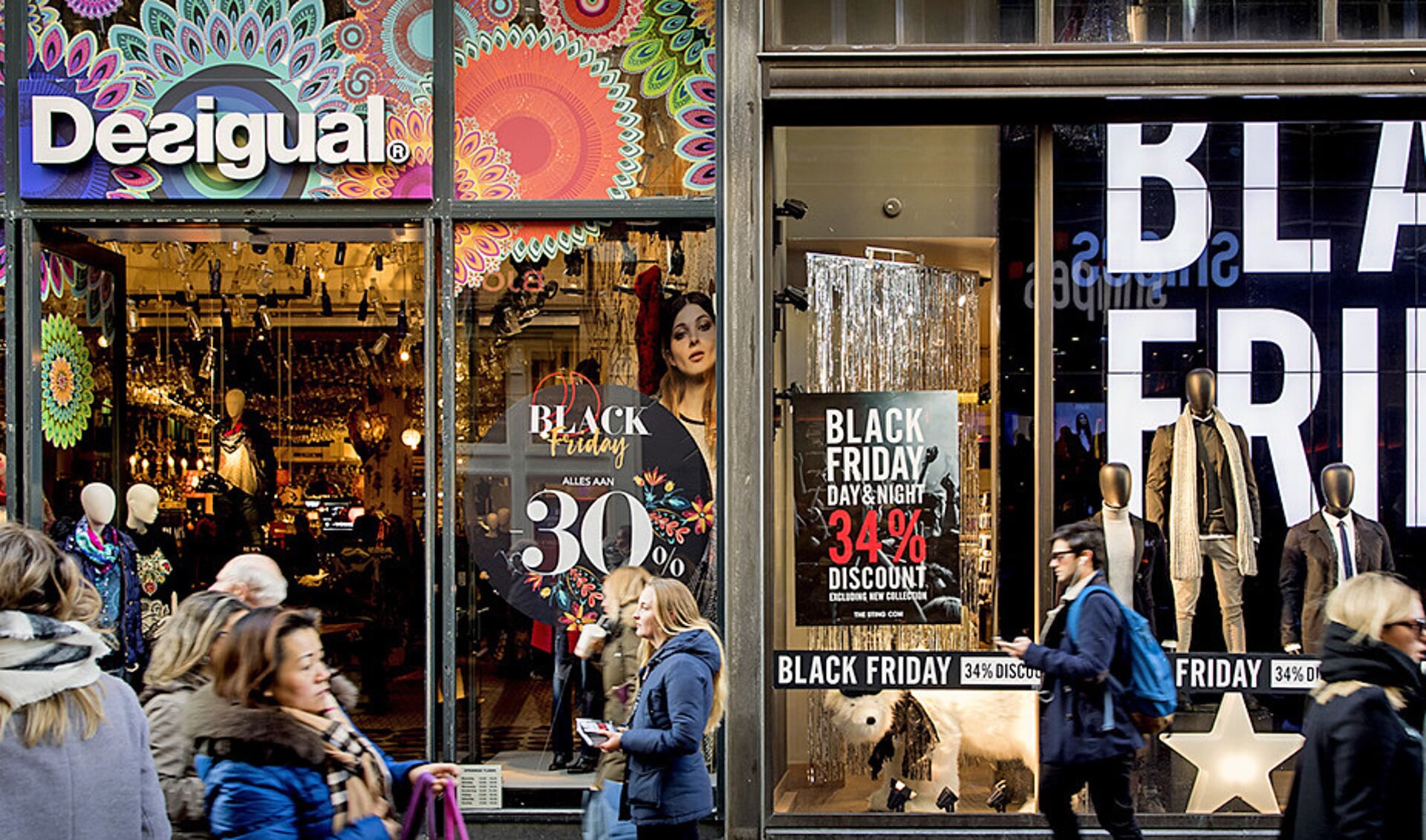 Nederlandse winkels, zoals in de Kalverstraat, doen ook mee aan Black Friday.
