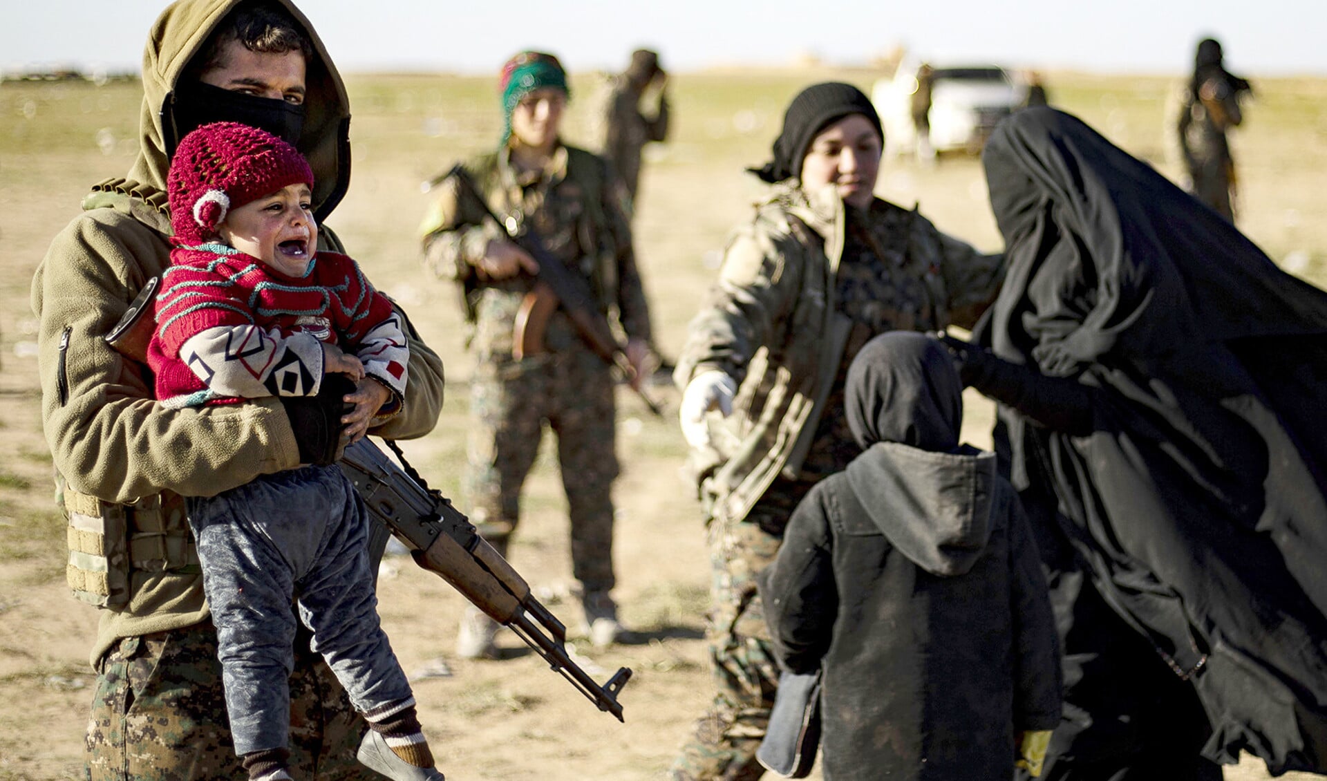 Vrouwen en kinderen afkomstig uit het ‘kalifaat’ van ISIS worden gefouilleerd door Koerdische strijdkrachten. De gesluierde vrouw rechts op de foto is niet Judith.