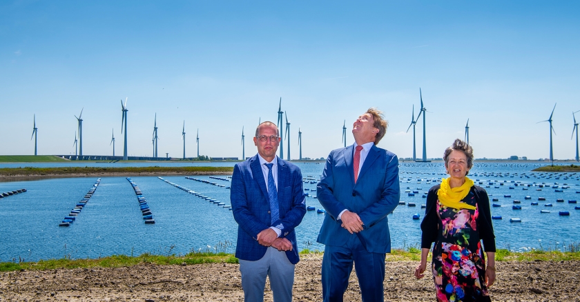 Koning Willem-Alexander heeft woensdag Windpark Krammer geopend. De 34 windmolens die op en rondom de Krammersluizen bij de Philipsdam zijn geplaatst, leveren inmiddels volop stroom. Negen jaar geleden werd besloten tot de ontwikkeling van het windpark. De koning wandelde tijdens zijn bezoek met Teus Baars van Zeeuwind en Monique Sweep van Deltawind, organisaties die betrokken waren bij de creatie, door het windpark. < (anp / Frank van Beek)