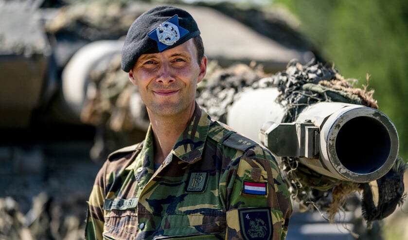 Ritmeester Rutger Poelakker van het Duits-Nederlandse tankbataljon in Bergen, waar meerdere eenheden van de Koninklijke Landmacht tijdens de jaarlijkse trainingssessie met scherp schieten. (anp / Jerry Lampen)