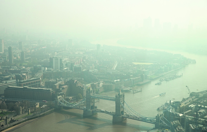 De Tower Bridge in Londen, gehuld in een waas van smog, afgelopen zomer. Als gevolg van weersomstandigheden had de stad toen erg veel last van smog. De uitstoot in Engeland is ten opzichte van 1990 met 36 procent verminderd. (ap / Alastair Grant)