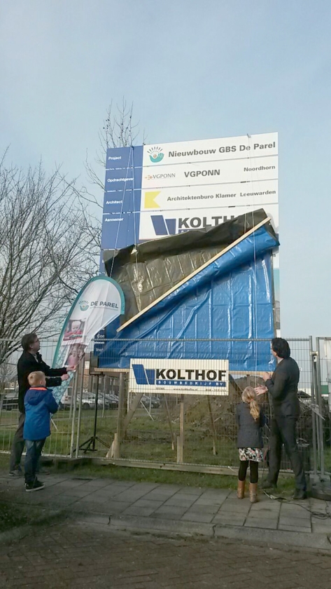 In Assen onthulden leerlingen Febe en Levi het bouwbord om de start van de nieuwbouw van basisschool De Parel te markeren. Vooraf ontvingen leerlingen van groep 8 genodigden in het oude gebouw, waar een heerlijke high tea werd gehouden. De afgelopen jaren was de school in een tijdelijk onderkomen gehuisvest. Dat is echt aan vervanging toe. In augustus 2016 hoopt de school in het nieuwe gebouw te kunnen starten. (nd)