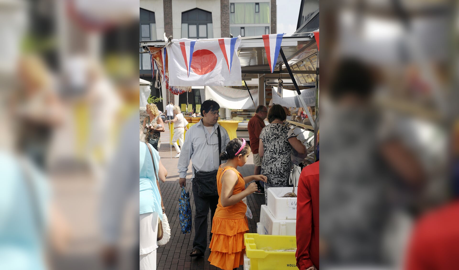 Een viskraam op het Amstelveense Stadsplein heeft elke vrijdag veel klandizie van Japanse expats (kennismigranten).