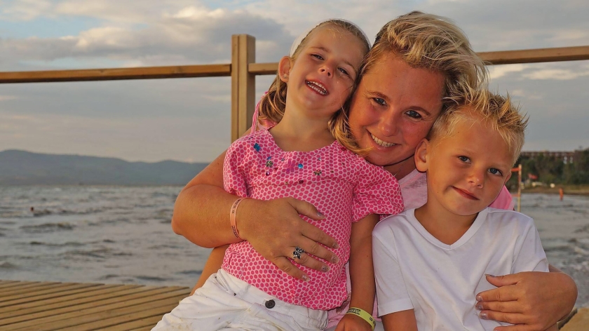 Natasja Geyteman met haar kinderen Noah en Isa. ‘Maar Jolie hoort ook bij ons gezin.’ (familie Geyteman)