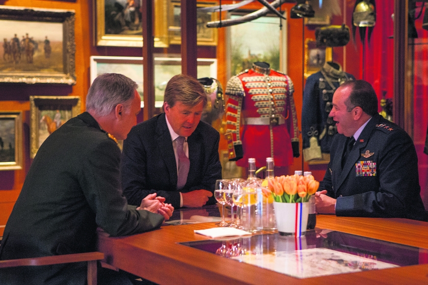 Generaal Breedlove (rechts) in gesprek met koning Willem-Alexander en generaal Middendorp in maart in het Nationaal Militair Museum. (Mediacentrum Defensie)