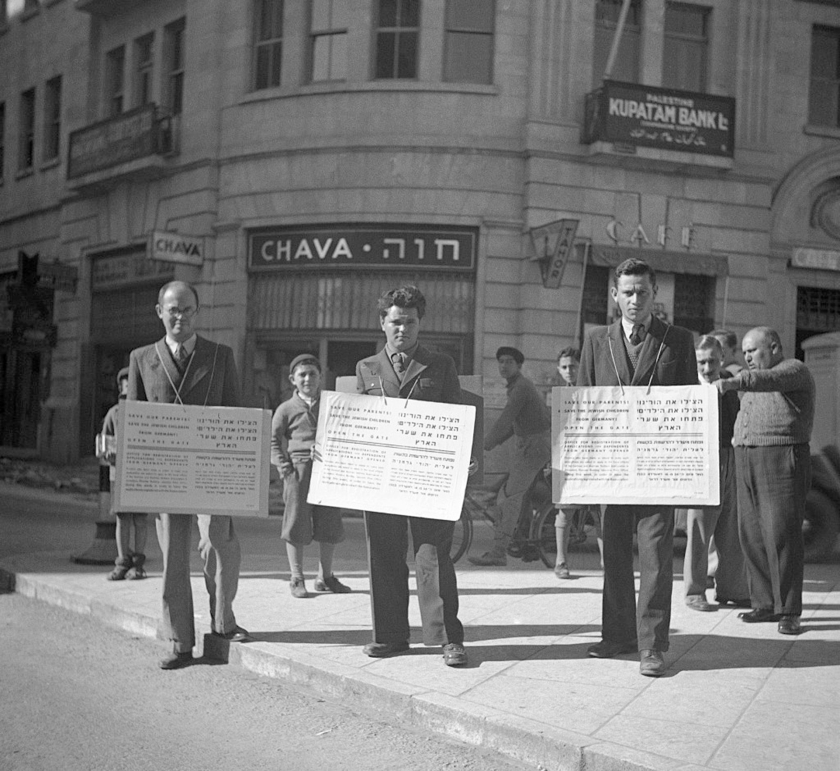 Joden die in Duitsland werden vervolgd, konden in 1939 niet of nauwelijks terecht in Palestina. Deze drie mannen protesteren daartegen. (Flashbak.com: Photos of Palestine and Israel 1930-1949)