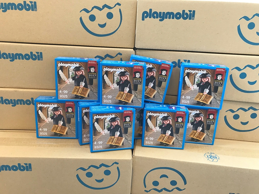 Negen scholen van CorDeo vierden de Reformatie op bijzondere wijze: ze gaven Playmobil-Luthertjes weg. (nd)