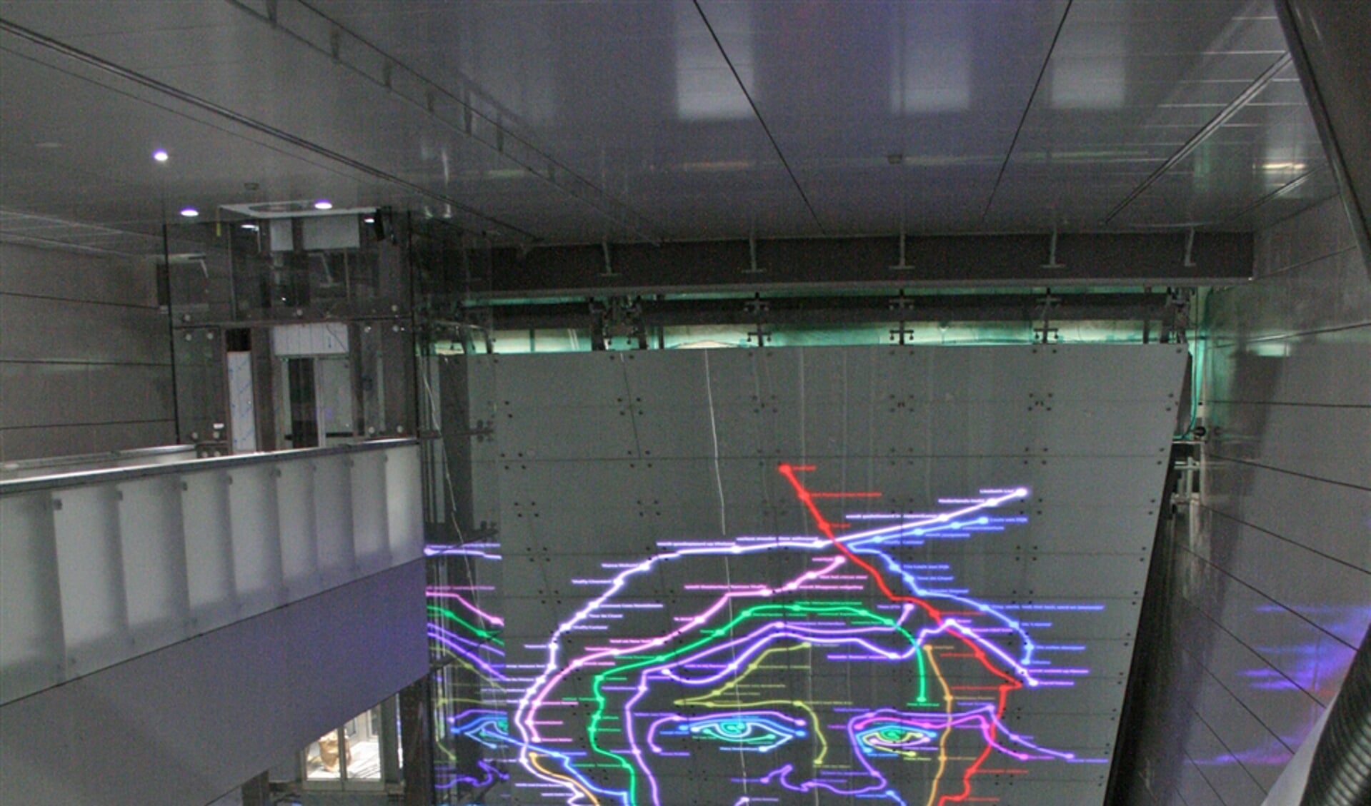 Ramses Shaffy bij de ingang van metrostation Vijzelgracht in Amsterdam.