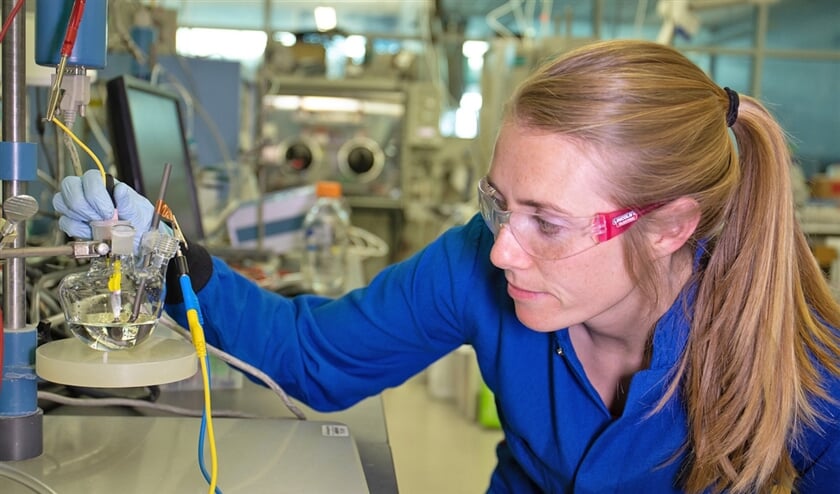 McKenzie Hubert kijkt toe hoe een katalysator bellen van waterstof produceert. (Jacqueline Orrell / slac national accelerator laboratory)