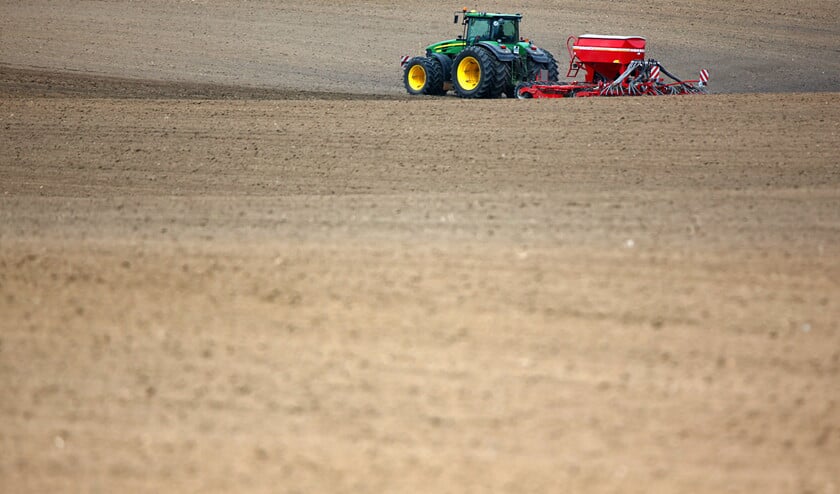 Een Duitse landbouwer voegt kunstmest toe aan zijn land. Er is vooral in de tropen meer fosfaat nodig dan de wereld kan opbrengen. (ap / Jens Büttner)