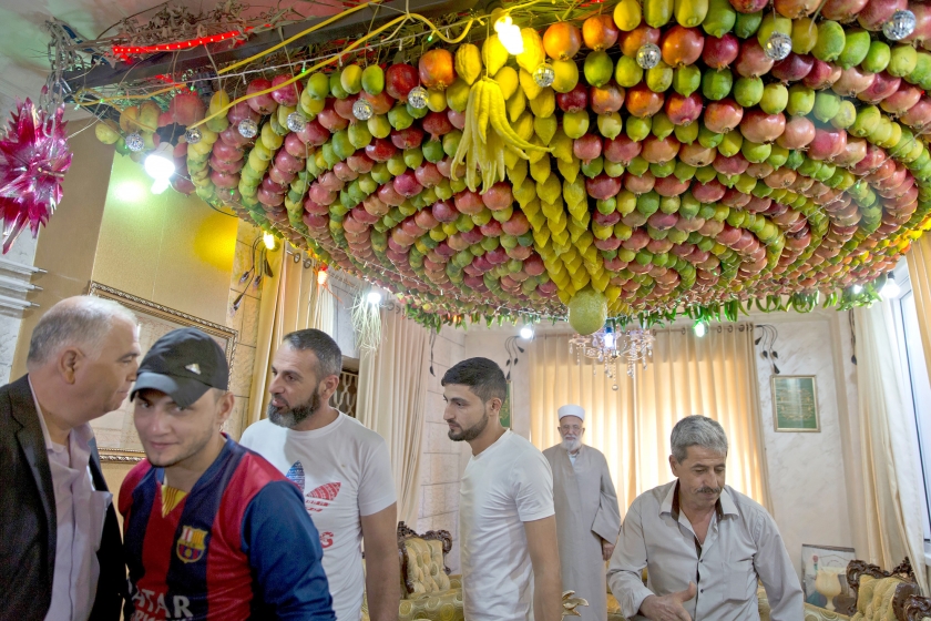 De kleurrijke aanblik van dicht op elkaar gepakt fruit lokt zowel Israëlische als Palestijnse bezoekers naar de heuveltop waar de Samaritanen wonen. (ap)