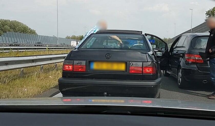 Op de snelweg bij Arnhem probeert een man een automobilist te slaan via het openstaande dakraampje.  (Dumpert)