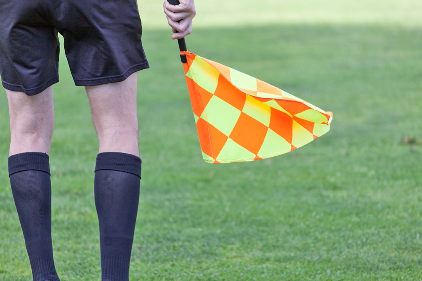 De scheidsrechter bij een amateurwedstrijd zegt afgelopen zondag te zijn bedreigd door spelers en toeschouwers. (istock)