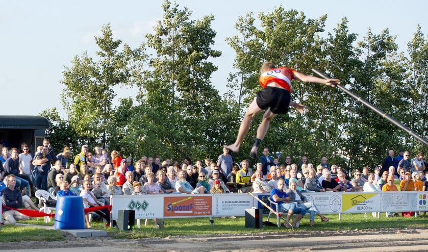 Een succesvolle sprong voor het oog van het publiek. Een kenner van de sport waardeert mooie, technische sprongen, zegt Paul van Meijeren. (Erik van Kordelaar)