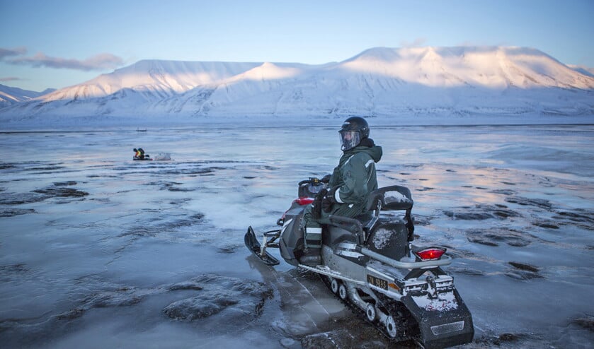 Een Russische toerist op een sneeuwscooter tussen Longyearbyen en Barentszburg, een barre tocht van vijf uur. (Julius Schrank)