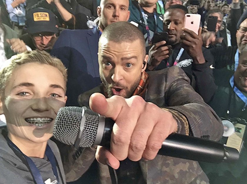 Viral: Een kapsel met 'play-knop' (weibo)