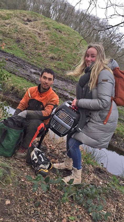 Noëlle Huizinga met haar net door een boomverzorger uit zijn benarde positie bevrijde rode kater Chef. (nd)