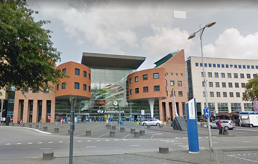 Amersfoort heeft naast het hoofdstation ook Schothorst en Vathorst, de toevoeging CS voor het hoofdstation schept meer duidelijkheid. (google maps)