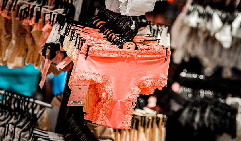 Twee werknemers van een transportbedrijf die een pallet met lingerie achteroverdrukten, kregen werkstraffen van zestig en honderd uur. (anp / Remko de Waal)