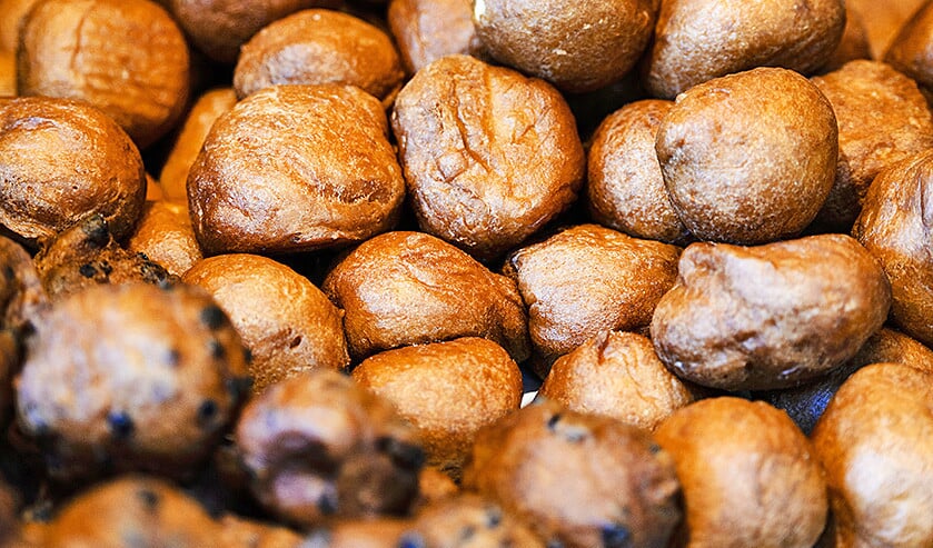 Gasten en vrijwilligers van de Zonnebloem worden deze dagen verwend met oliebollen. (anp / Remko de Waal)