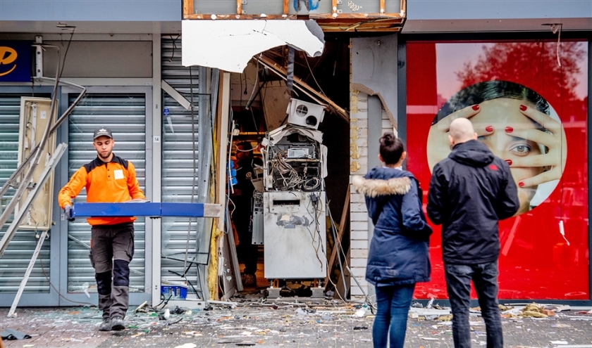 Bij een plofkraak in Spijkenisse in oktober dit jaar was de ravage zo groot dat een appartementencomplex gecontroleerd moest worden op instortingsgevaar. (anp / Robin Utrecht)