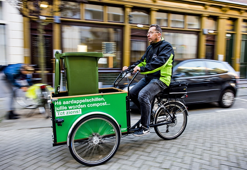 De schillenboer trekt sinds september op een elektrische bakfiets door Rotterdam. (anp / Marco de Swart)