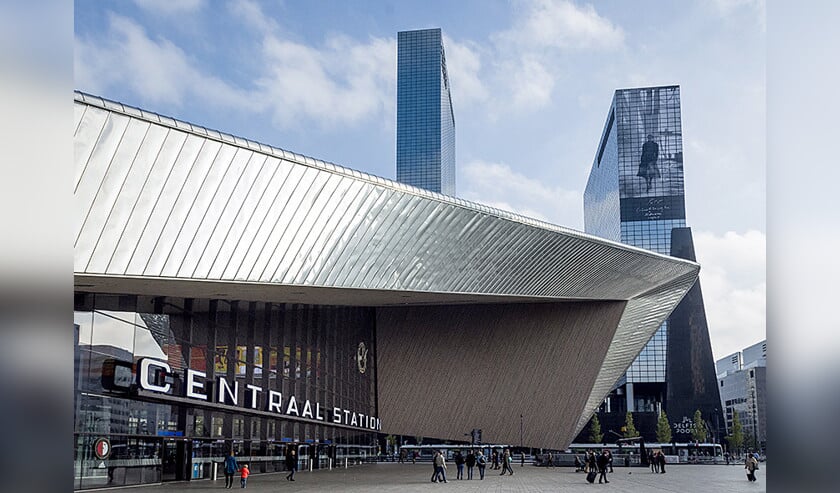 Daklozen deelden maandagochtend koffie en broodjes uit op station Rotterdam Centraal vanwege de Tweede Rotterdamse Daklozendag. (anp / Lex van Lieshout)